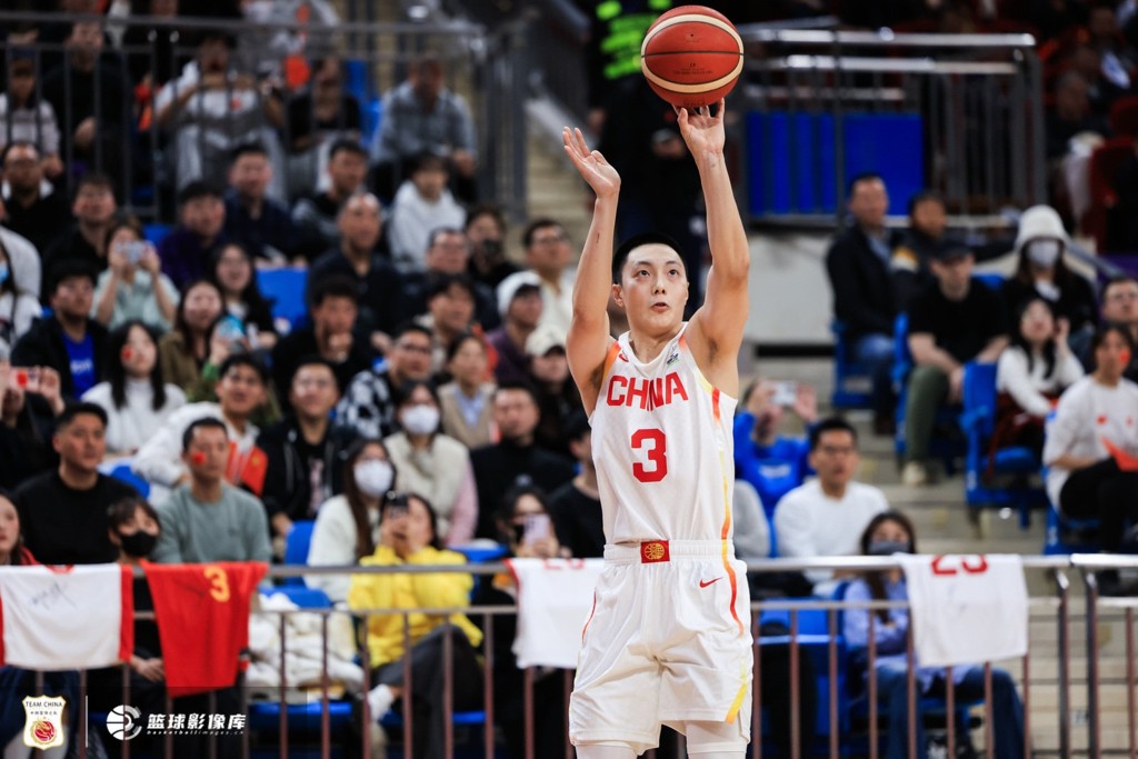 媒体人:中国男篮非常团结 胡明轩此前低迷本场依旧首发&担任主攻